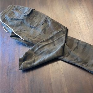 Auathetic revolution X-L camo jogger sweatpants